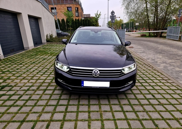 Volkswagen Passat cena 68500 przebieg: 150000, rok produkcji 2016 z Szczecin małe 742